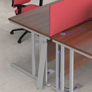 Maestro 25 right hand wave desk with cable managed leg frame